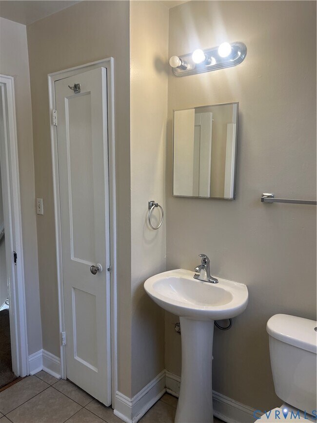 Building Photo - 725 Monticello Dr