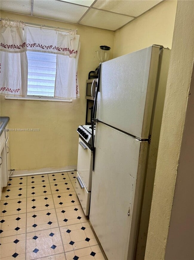 Foto del edificio - 8132 Harding Ave