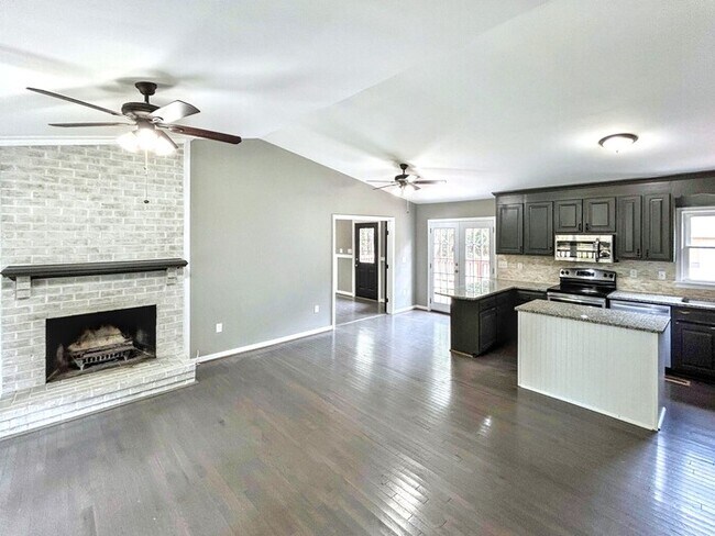Foto del edificio - Powhatan Home with Detached Garage & Deck ...