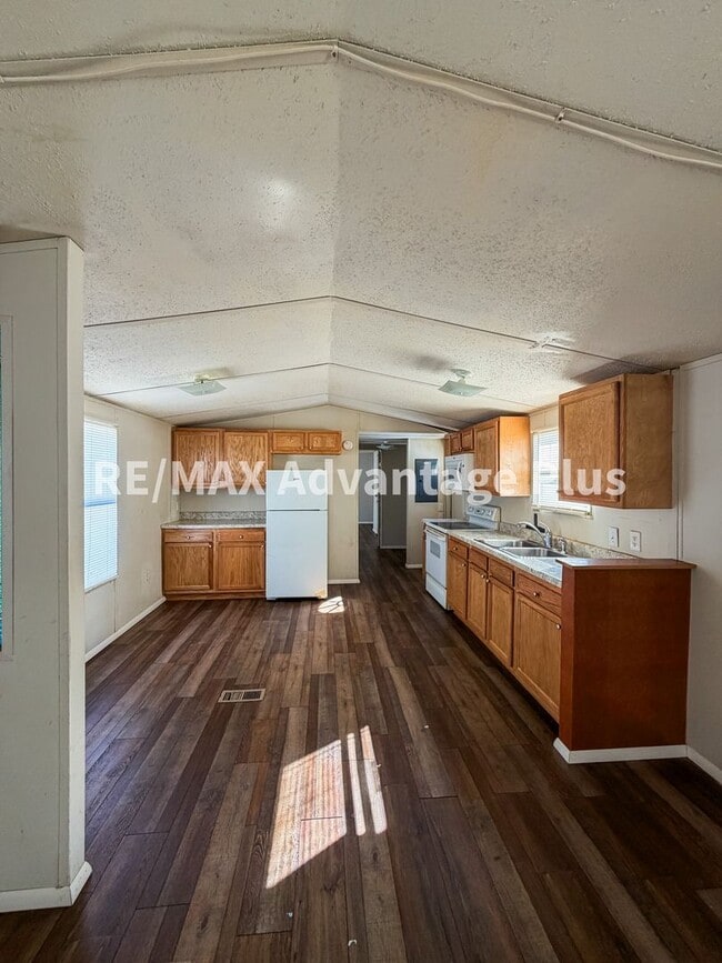 Building Photo - 3-Bedroom Home in a Private Setting