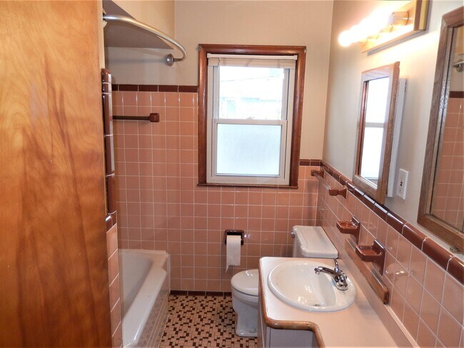 Building Photo - 711 Kayser Ave