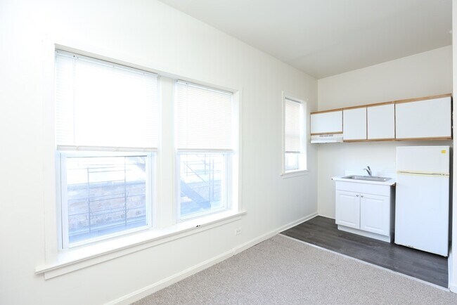 Foto del edificio - 3957 W Irving Park Rd