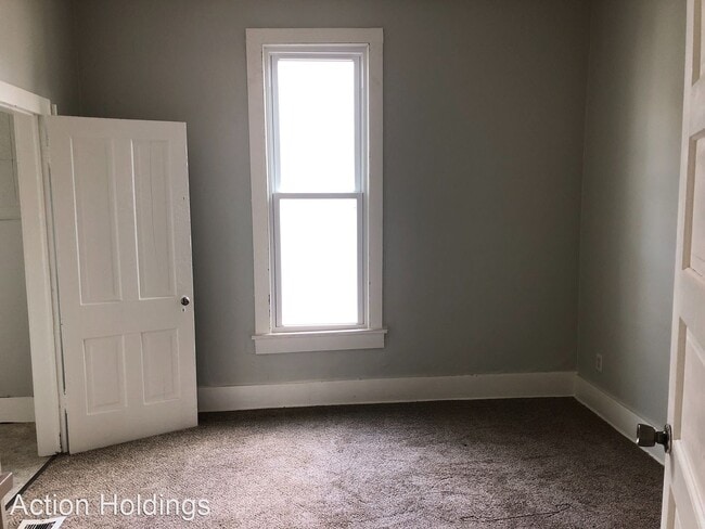 Building Photo - 2 br, 1 bath House - 104 E 8th St