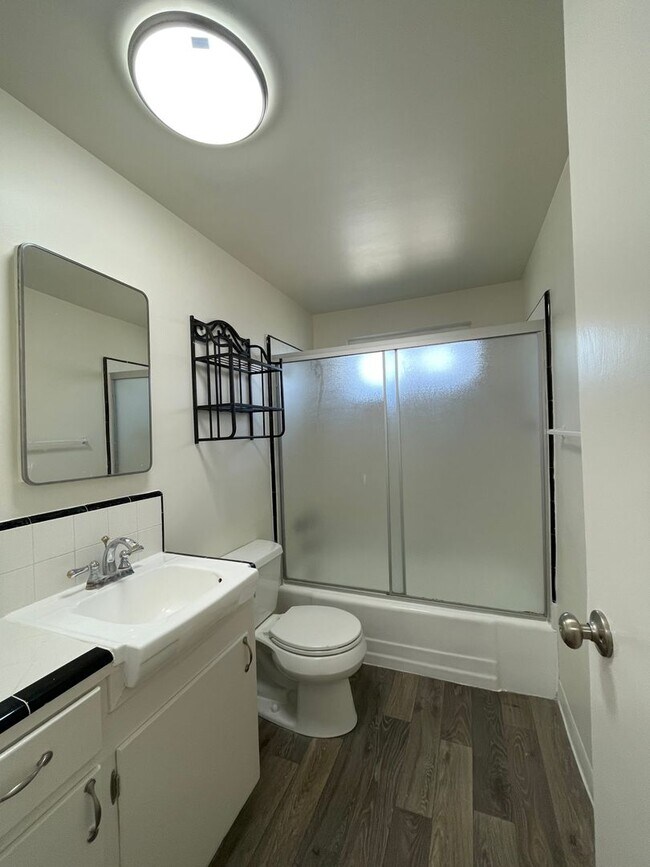 Building Photo - BEAUTIFUL AND BRIGHT UPSTAIRS UNIT AVAILAB...