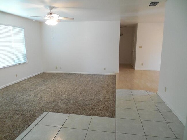 Building Photo - 10763 E Ashlan Ave