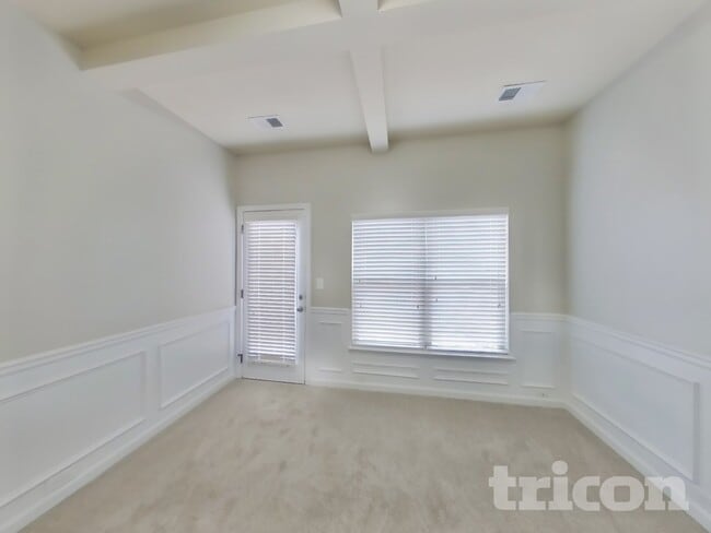 Building Photo - 744 Effendi Pl