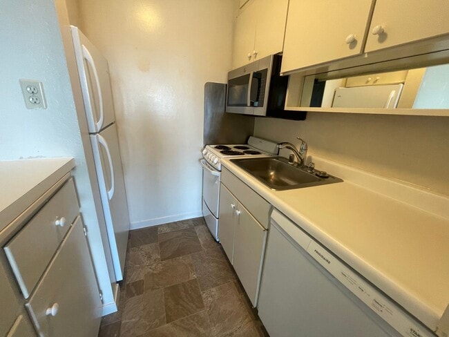 Building Photo - $500 Move-In Special!!! 1 Bed 1 Bath for R...