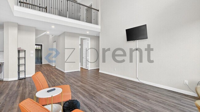 Building Photo - Unit