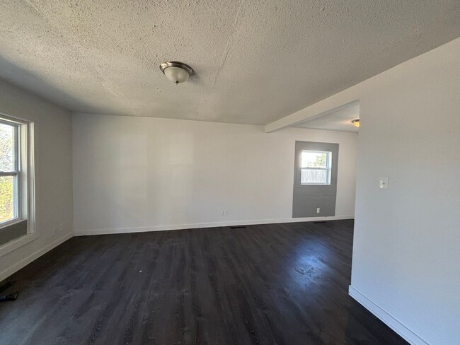Building Photo - Charming 3 bed 1 bath house!