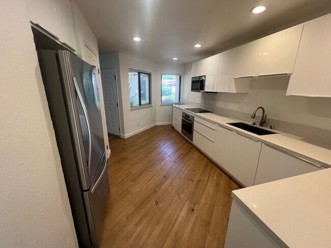 Building Photo - Beautiful upgraded 3 bed 2.5 bath Townhous...