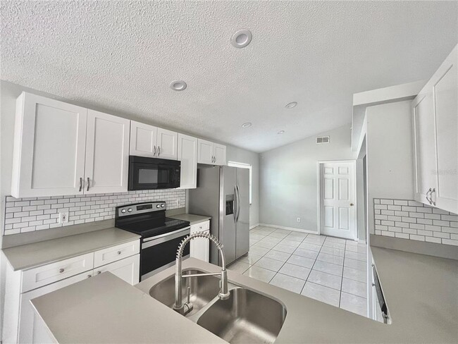 Building Photo - 1050 Pineview Ct