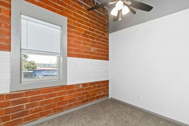 Foto del edificio - 612 W Texas Ave