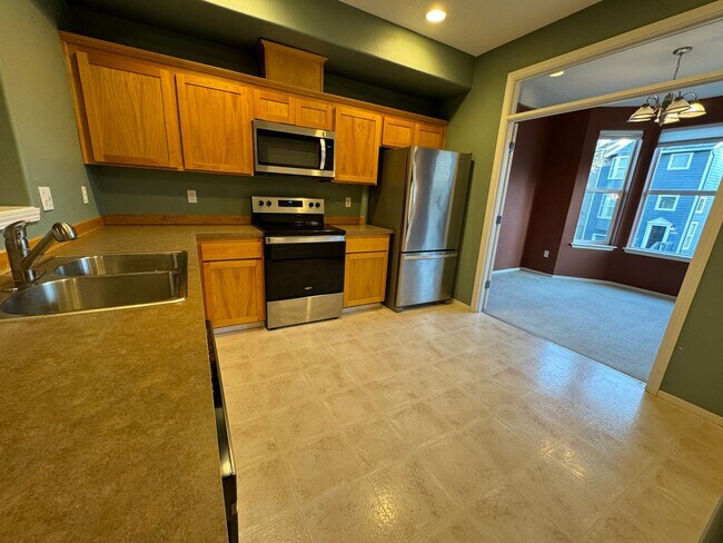 Building Photo - 13255 SW Yale Place ~ Fabulous Townhome