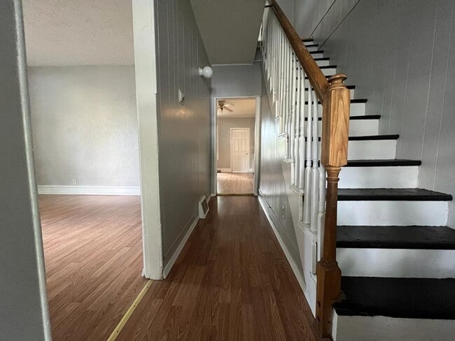 Foto del edificio - 415 E Broadway St