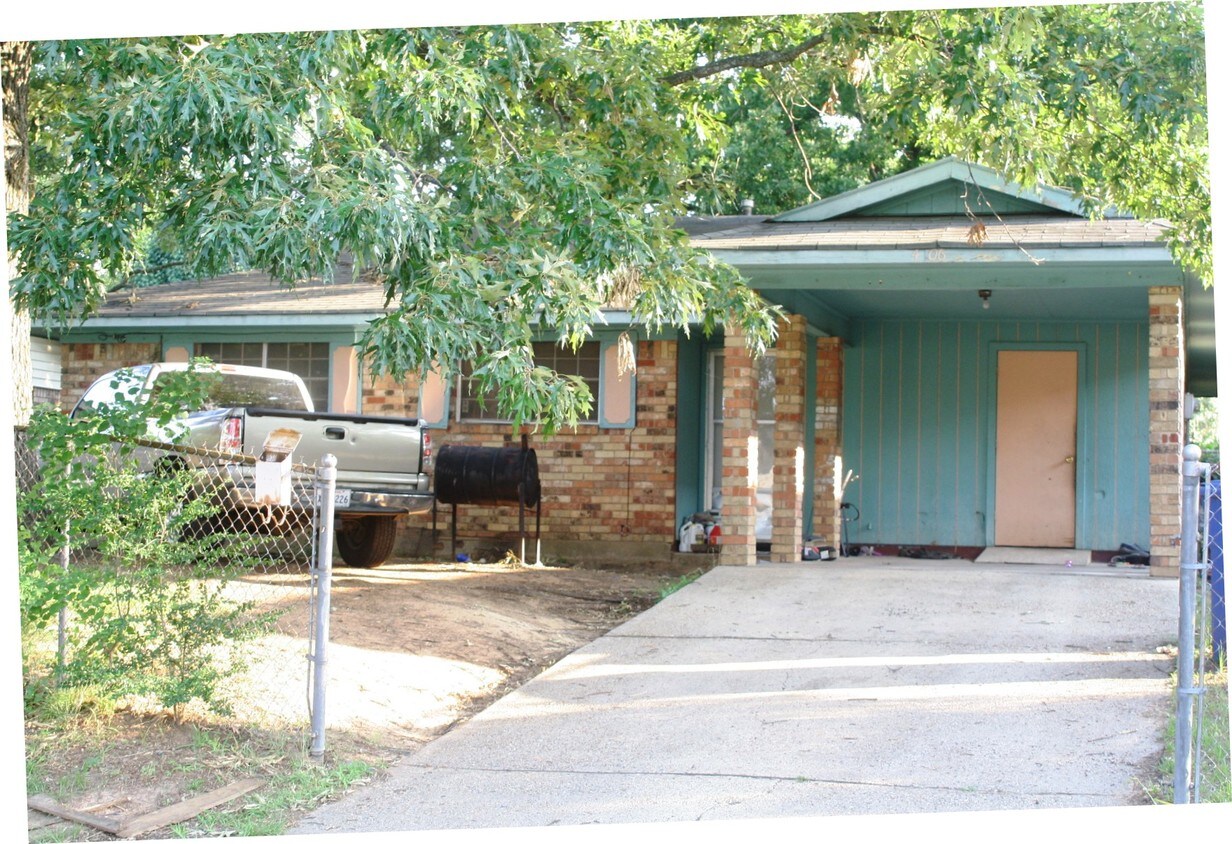 Primary Photo - 4106 Twin Oaks Cir W