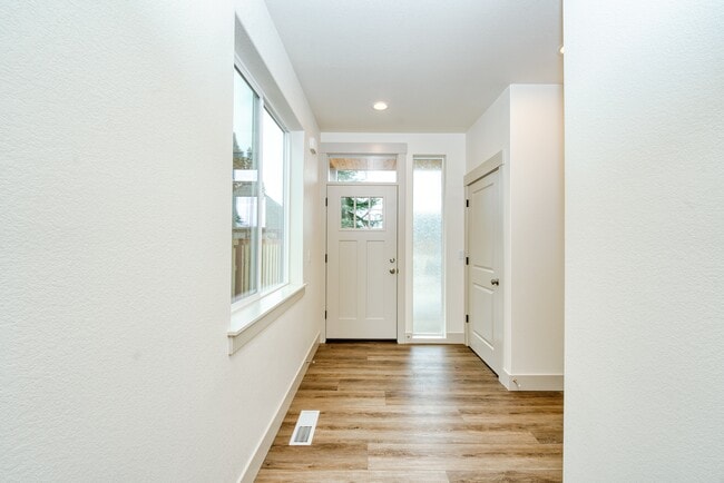 Building Photo - 1321 Oppek St NE