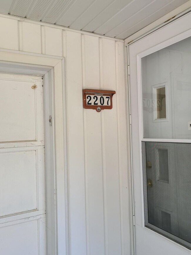 Foto del edificio - 2207 Pond St