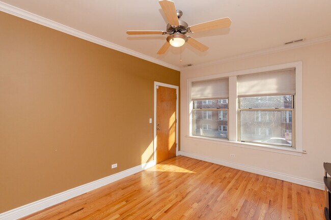 Foto del edificio - 1216 W Waveland Ave