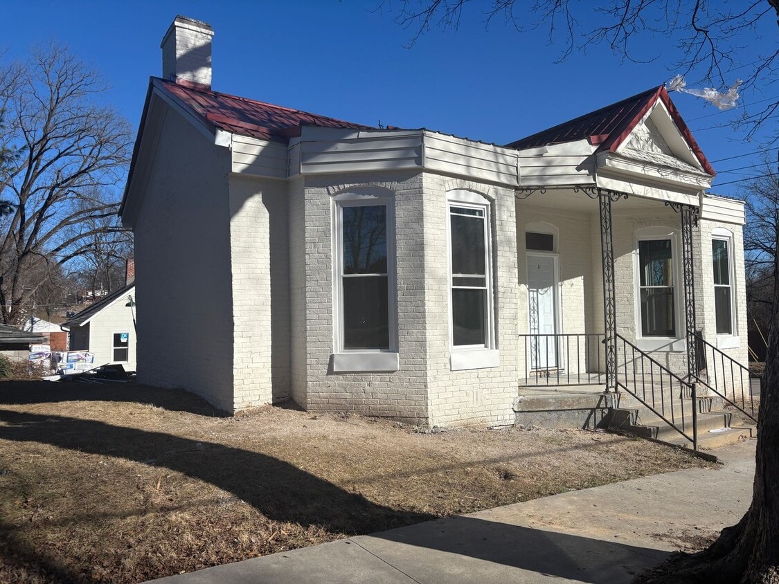 Building Photo - 622 7th St