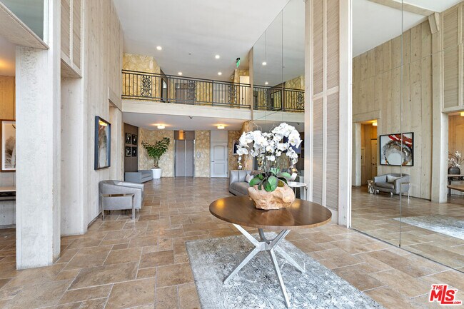 Building Photo - 809 S Bundy Dr