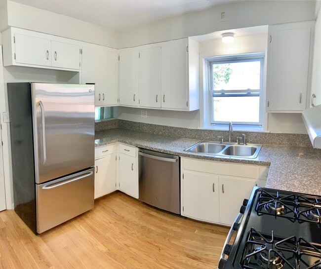Building Photo - 4022 N Avers Ave