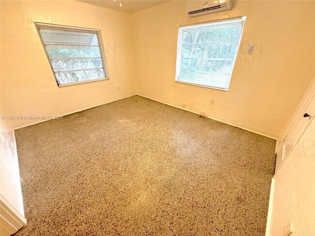 Building Photo - 501 SE 12th Ct