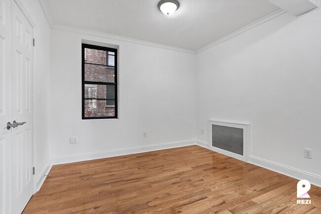 Building Photo - 295 Maple St