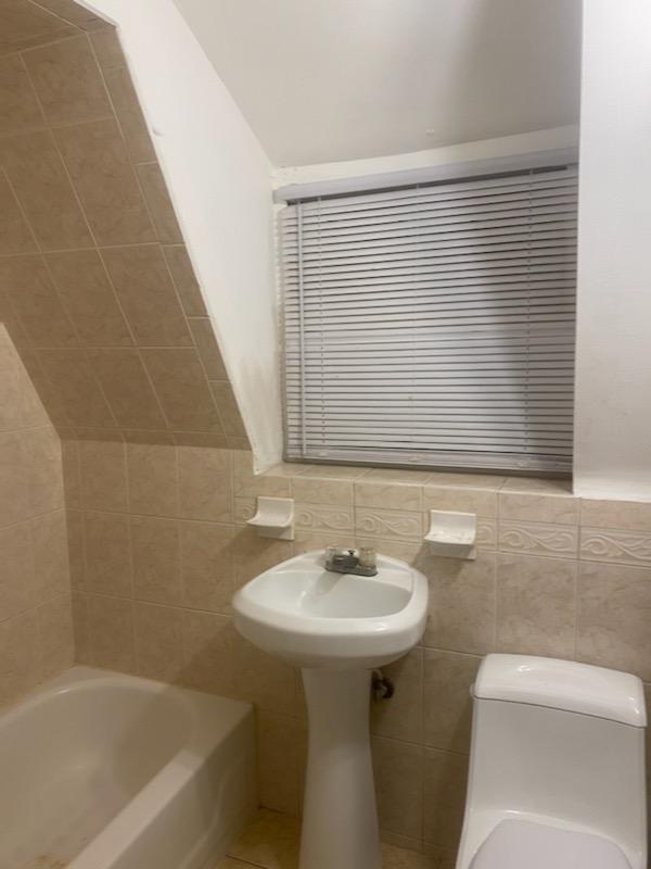 Baño - 230 N 11th St
