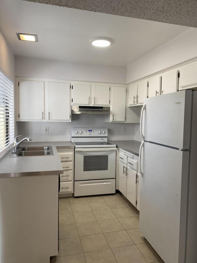 Building Photo - 48952 Desert Flower Dr