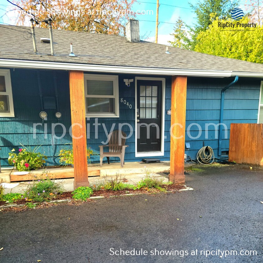 Primary Photo - Cute 2-Bed Duplex with gigantic yard!