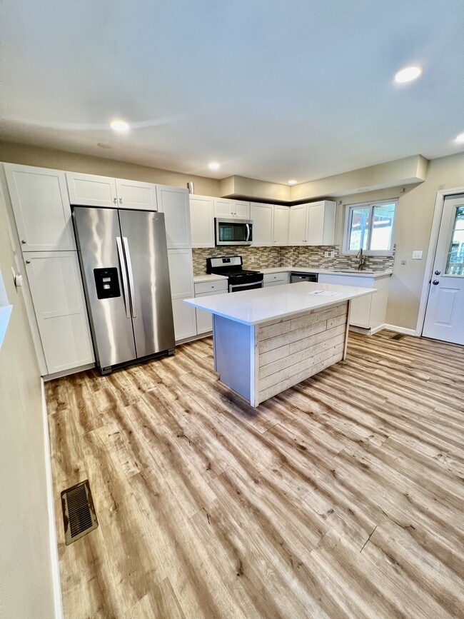 Building Photo - 544 Melrose St