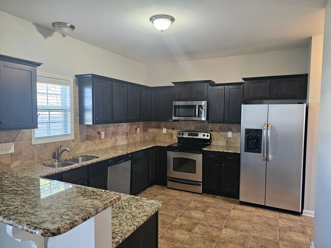 Building Photo - Marvelous 3 Bedroom Home in Lexington Plan...