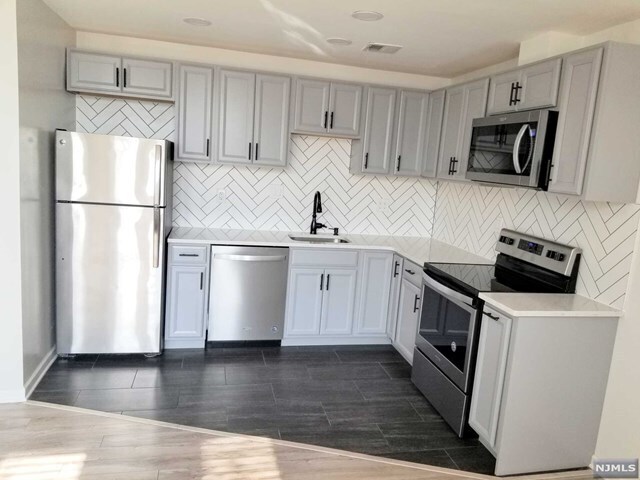 Foto del edificio - 308-310 Passaic Ave