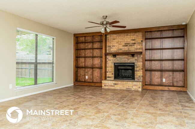 Building Photo - 2437 Channing Dr