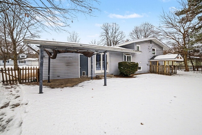 Building Photo - Updated- Well Maintained 3 bedroom Rental Home- $1650/Month