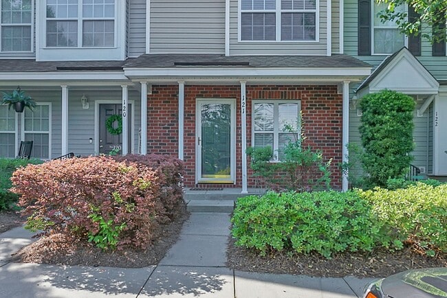 Building Photo - 121 Hornby Cir