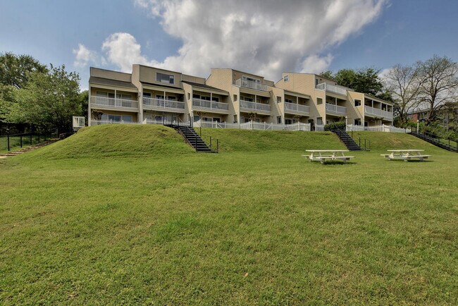 Building Photo - 1818 S Lakeshore Blvd