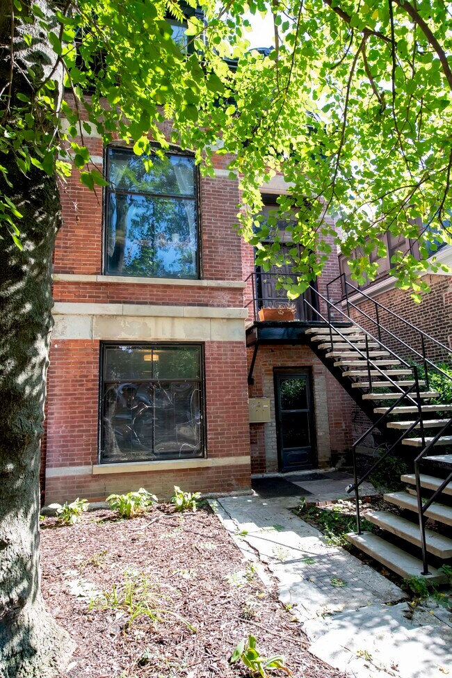 Building Photo - 1931 W Evergreen Ave