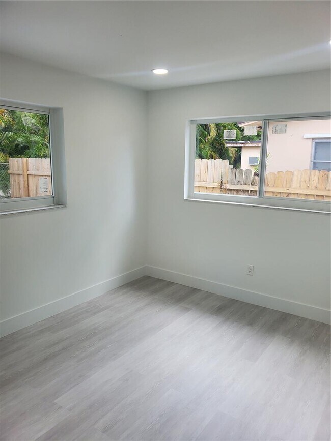 Building Photo - 3943 SW 51st St