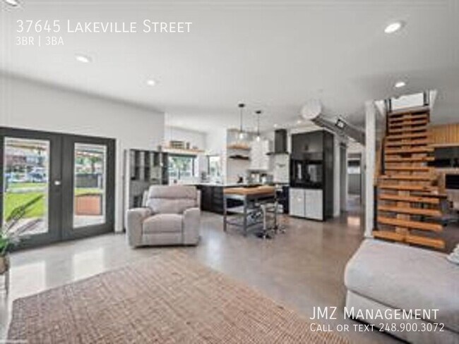 Building Photo - 37645 Lakeville St