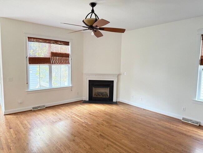 Foto del edificio - Charming 4-Bedroom Home in Monteith Park – Prime Huntersville Location