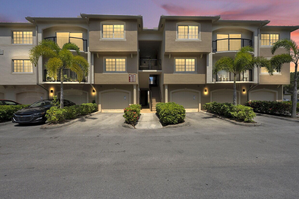 800 Crestwood Ct S Unit 817, Royal Palm Beach, FL 33411 Condo for Rent in Royal Palm Beach, FL