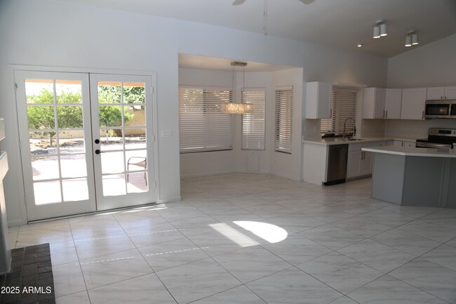 Building Photo - 827 W Harbor Dr