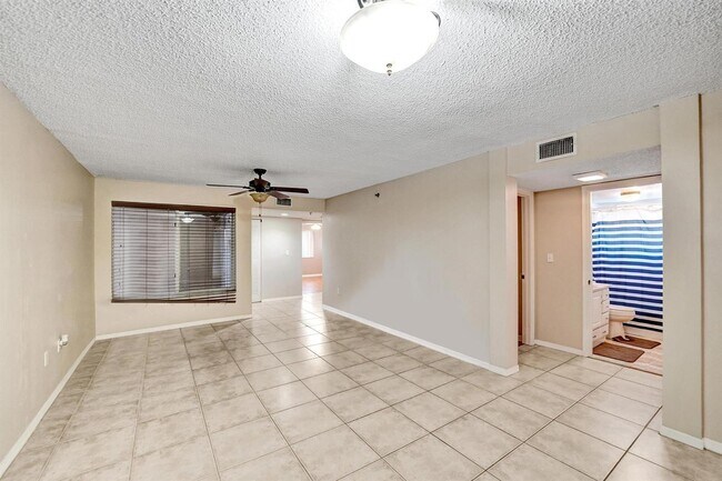 Foto del edificio - 9470 Tangerine Pl
