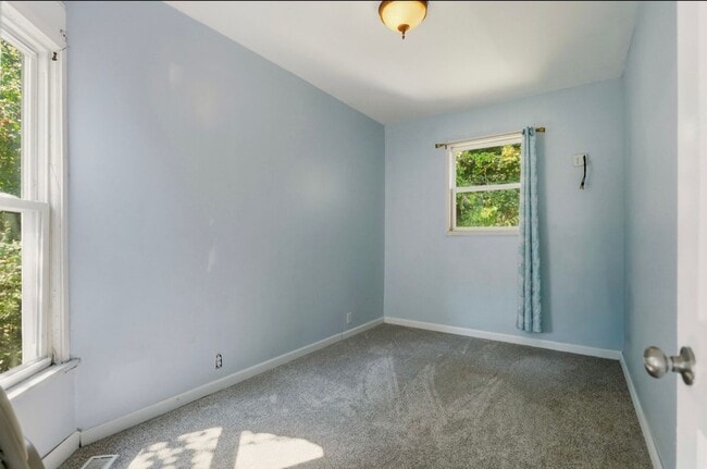 Building Photo - Charming 3-Bedroom Home with Fenced Yard!