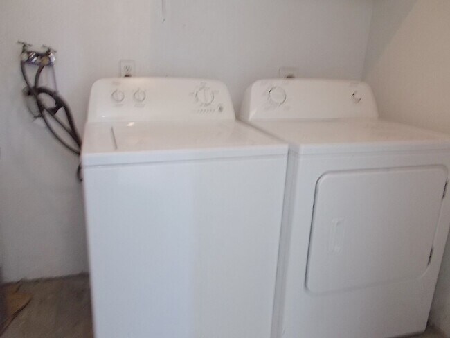 Foto del edificio - Beautifully Updated Second-Floor Condo! Section 8 Accepted! Rent special: $500 Move-In Special!