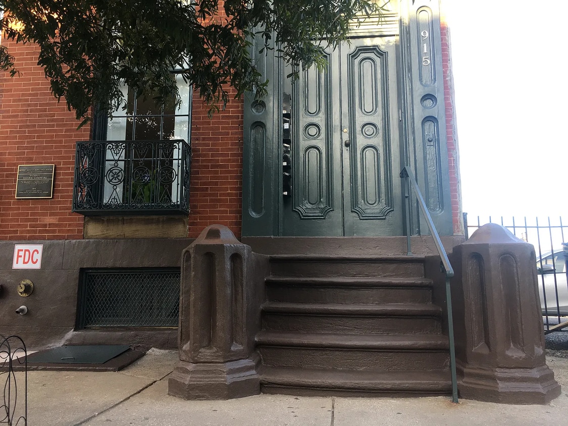Foto principal - 915 Cathedral St