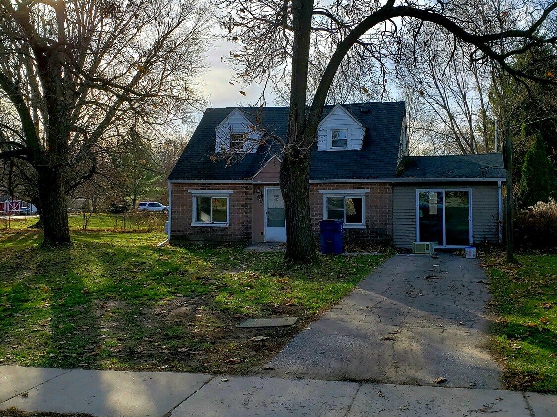 Bonita casa de 3 dormitorios y 2 baños en Corunna. - 527 n shiawassee st