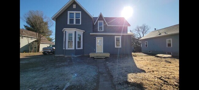 Foto del edificio - 3 bed 1.5 bath duplex with lots of open sp...
