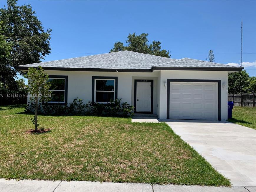 Foto principal - 3 bedroom in West Park FL 33023